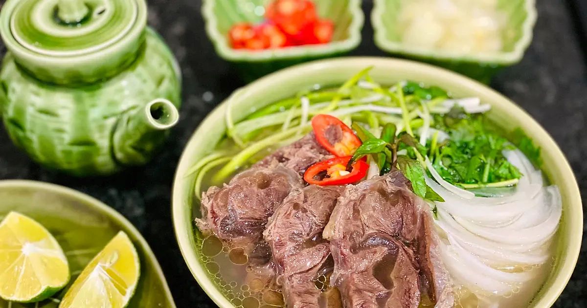 What's the difference between Hanoi pho and Saigon pho? — Two bowls, one border