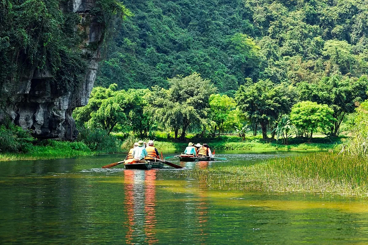 Forty-Two Years of Capital: Hoa Lư Before Thăng Long